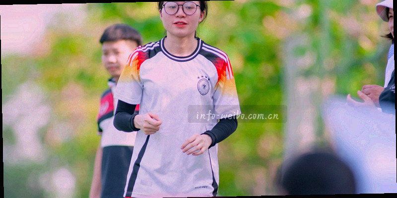 客服耳机与球场背景合成示意图